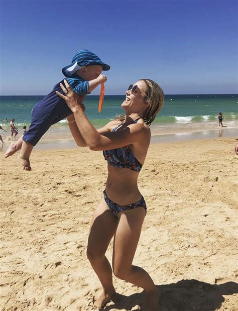 Helen Skelton Instagram Countryfile star shows off incredible figure in skimpy bikini ...