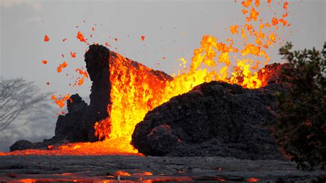 Kilauea Volcano Erupts on Hawaii’s Big Island, but Scientists Say It’s ...