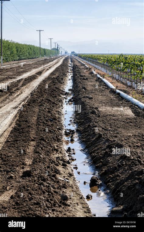 Irrigation ditch hi-res stock photography and images - Alamy