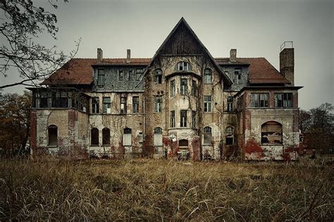 Creepy house | Creepy houses, Mansions, Old abandoned houses