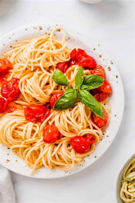 The tastiest and juiciest roasted cherry tomato pasta ever! This vegan pasta recipe with oven ...