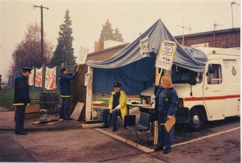 Hayes Peoples History: Hillingdon Ambulance Station - Lock-Out 1989-90