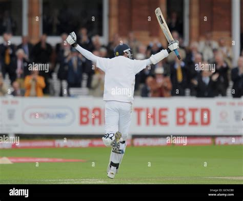 Cricket england back view celebrating mangsm hi-res stock photography ...