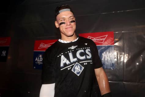 Photo Shows Aaron Judge Accepting His Major Award