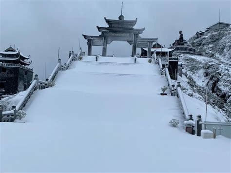 Snow blankets Mount Fansipan