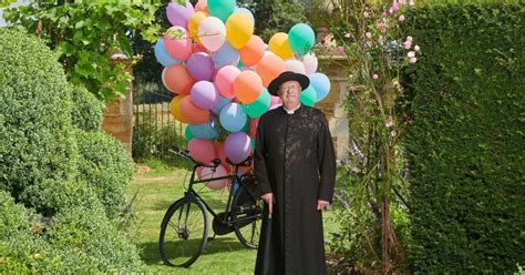 Father Brown filming locations in Oxfordshire including Kirtlington Park and Broughton Castle ...