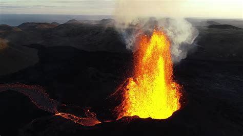 火山爆发，火山口沸腾熔岩飞溅岩浆流淌视频素材,延时摄影视频素材下载,高清3840X2160视频素材下载,凌点视频素材网,编号:470922