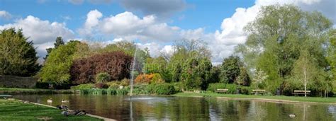 Pinner Memorial Park, Pinner, Middlesex UK. Lake with Fountain, Birds ...