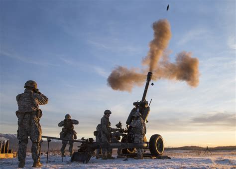 US Army paratroopers in Alaska firing a M119 105mm howitzer [4864 x ...