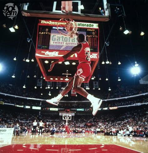 Ruslið: Michael Jordan 1988 All-Star Slam Dunk Contest - Semifinals Dunk 3