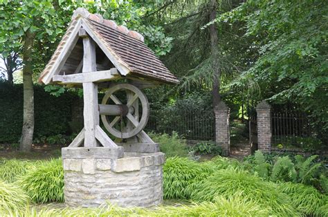 File:Water well in garden of Cambremer (France).JPG - Wikimedia Commons