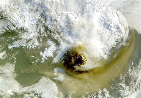 Iceland volcano ash cancels 500 flights across Europe