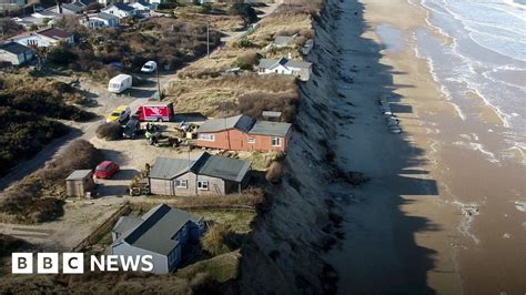 Hemsby coastal erosion leaves cliff-top homes uninhabitable - BBC News