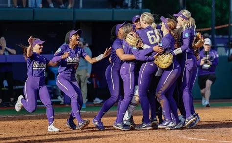 Commentary: This Husky softball team is moving on by raising your pulse ...