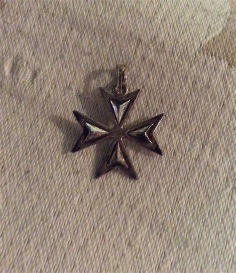 Cruz de Malta | Maltese cross, Cross, Brooch