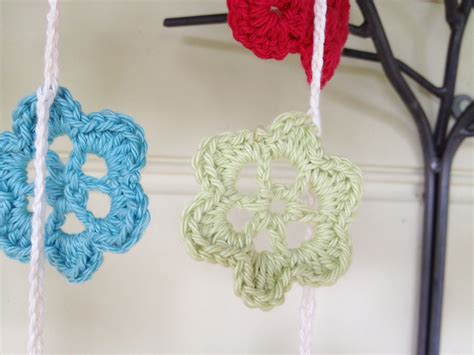 Kate Henderson Quilts: Crochet Flower Bunting