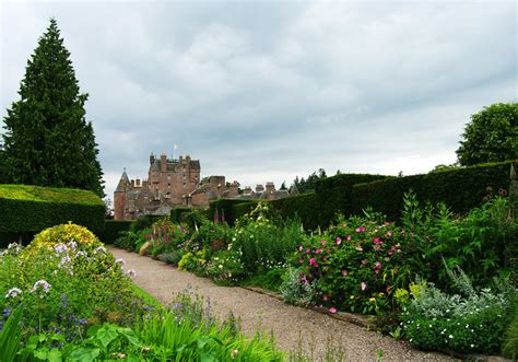 Gardens of Glamis castle | Glamis Castle is situated beside … | Flickr