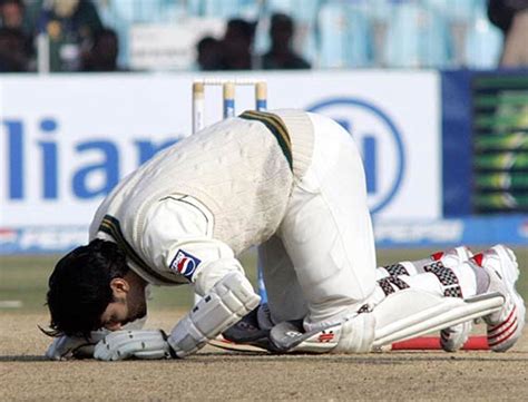 Mohammad Yousuf celebrates his hundred | ESPNcricinfo.com