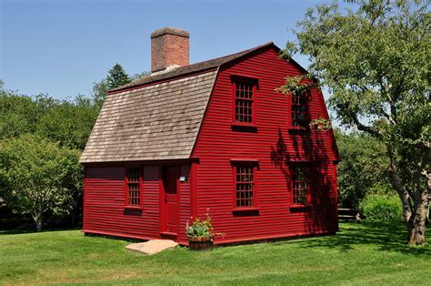 20 Examples of Homes with Gambrel Roofs (Photo Examples) - Home ...