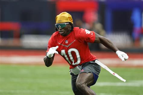 Dolphins WR Tyreek Hill competes in first track meet since 2014: 'Never racing again'