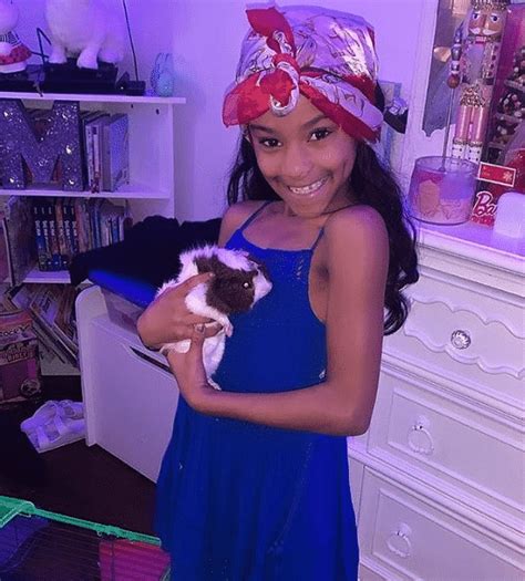 Little girl holds an elaborate funeral for her pet rodent (video)