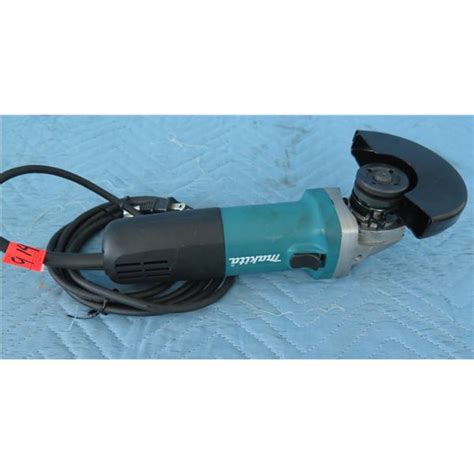 Makita 9557NB Angle Grinder Wheel Size 4-1/2" - Oahu Auctions