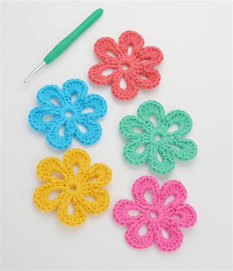 Quick Crochet Pattern for a Simple 6-Petal Flower | Flower applique ...