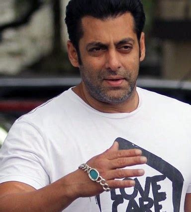 Salman Khan hands over his Feroza Bracelet to his Sisters | Bollywood Bubble