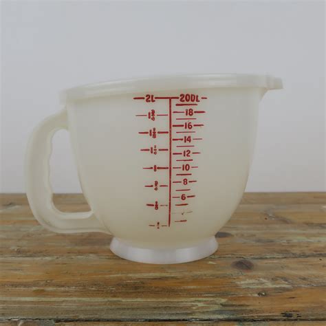 Vintage large plastic Tupperware measuring cup with lid - Retroriek