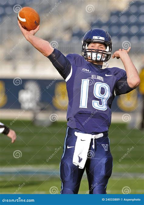 2011 NCAA Football - Quarterback Throwing Editorial Stock Image - Image: 24033889