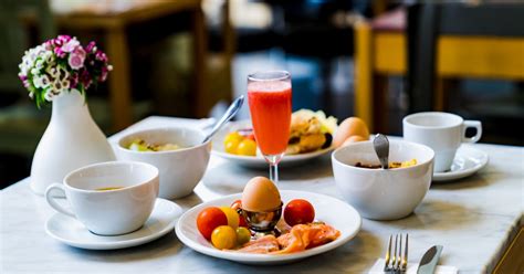 Here's Why Hotels Serve Complimentary Breakfast & Not Lunch Or Dinner