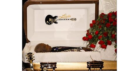 MyndBlow: 23 Photos Of Celebrity Open Casket Funerals That Will Shock You