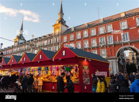 Christmas market in Plaza Mayor, Madrid Stock Photo - Alamy