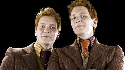 James et Oliver Phelps, les facétieux jumeaux Fred et George Weasley de ...