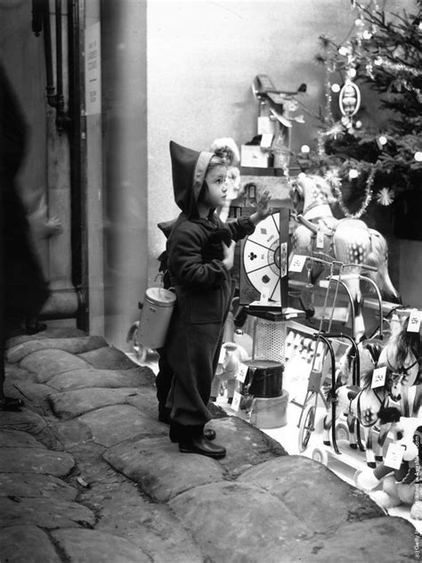 Interesting Black and White Photographs That Show Christmas From the the 1930s, ’40s and ’50s ...