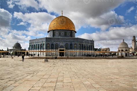 A view of the Dome of the Rock in Jerusalem 7420466 Stock Photo at Vecteezy