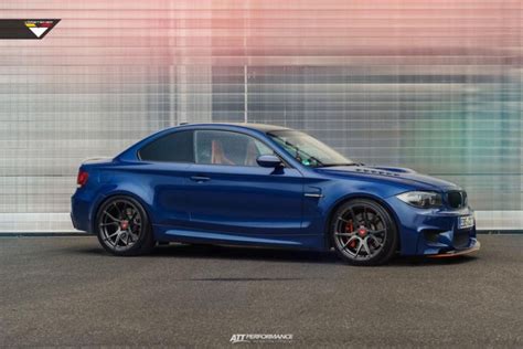 BMW 1M E82 Coupe mit Heckspoiler und blauer Folierung