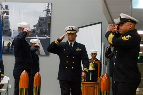 DVIDS - News - Commanding Officer of USS Canberra (LCS 30) Gold Crew Assumes Command