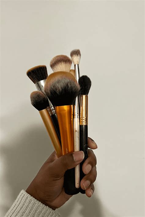 7 Essential Beginner Makeup Brushes - SimplyxMaya