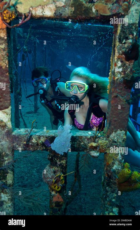 Scuba divers on shipwreck Stock Photo - Alamy