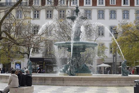 Rossio Square - Fountain | Lisbon | Pictures | Portugal in Global-Geography