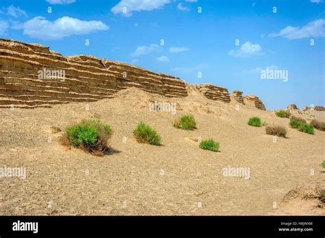 Chinese great wall in Gobi desert, Dunhuang, China Stock Photo - Alamy