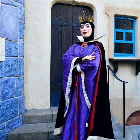 ‘The Fabulous Queen Of Darkness!’ The Evil Queen Grimhilde looks radiant while looking for Snow ...