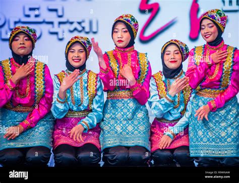 Indonesian dancers performing the traditinal Ratoh Jaroe dance at the ...