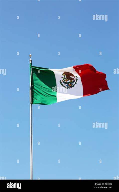 Bandera mexicana en un asta de bandera, Mérida, Yucatán, México Fotografía de stock - Alamy