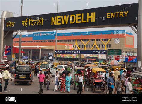 Entrance to New Delhi railway station Stock Photo - Alamy