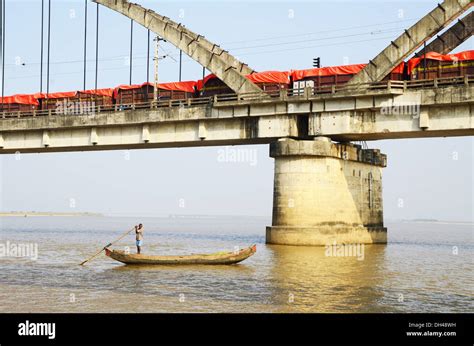 goods train on bridge passing over River Godavari Rajahmundry Andhra Stock Photo: 62175053 - Alamy