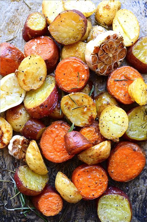 Rosemary roast potatoes with garlic and lemon