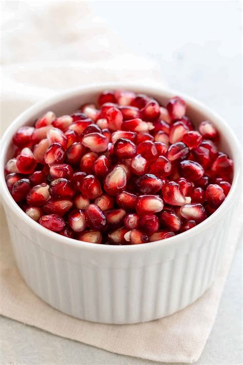 How to Seed a Pomegranate (Step-by-Step) - Jessica Gavin