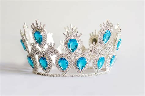 Crown Symbolism (7 Top Meanings)